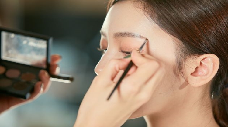 MAKE-UP SERVICE