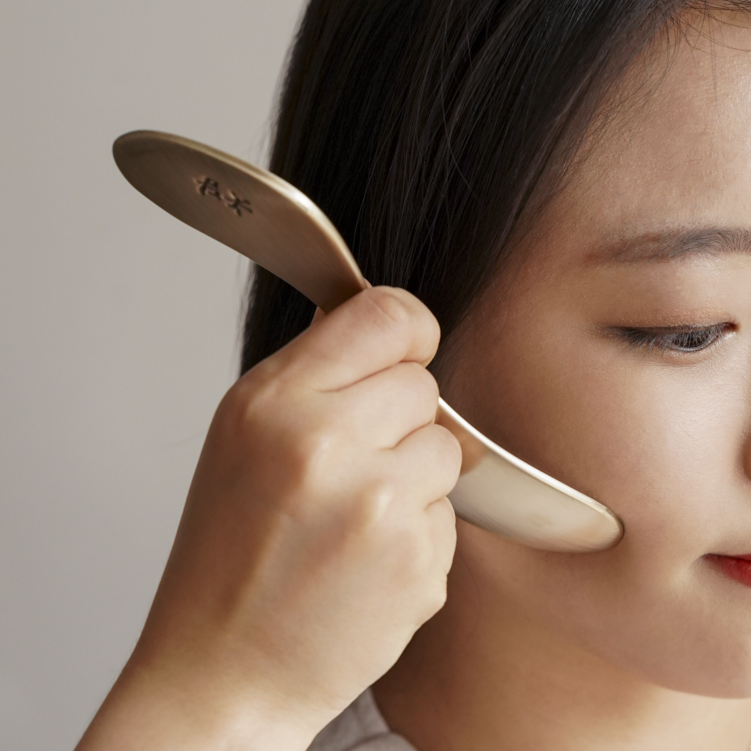 유기 브이라인 괄사 마사지기 가로 : 17.0 x 세로 : 5.0  (cm) 상품 이미지 1