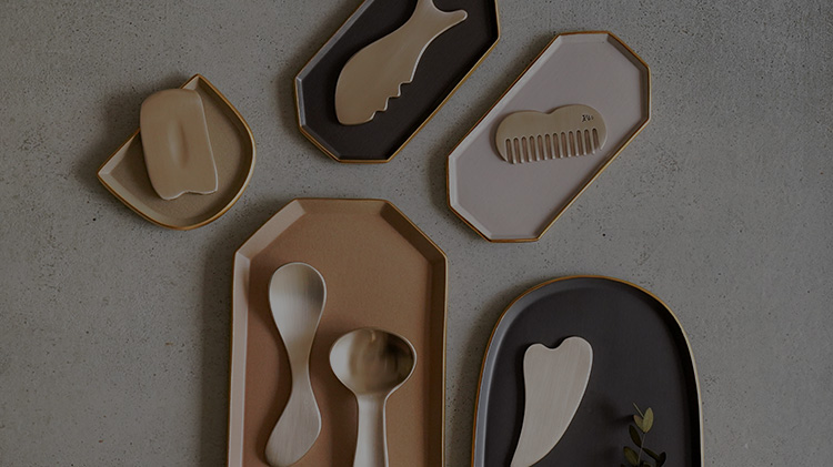 "가장 전통적인 것이 가장 트렌디한 것이다"

놋그릇 담다; 놋담은
전통 유기의 장점에 모던한 감각을 더해
격이 다른 유기 제품들을 제작하고 있는 
프리미엄 방짜유기 브랜드입니다.