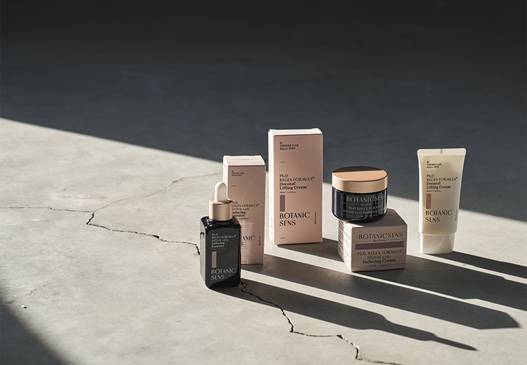 ‘피부도 향기를 맡는다’

식물의 향성분에서 발견한 ‘회복탄력성’의 개념을 
스킨케어에 적용시킴으로써 건강한 피부뿐 아니라 
건강한 라이프스타일을 추구합니다