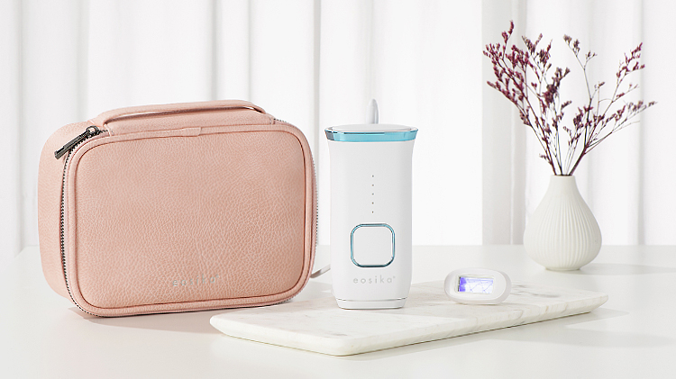 Eox(이오스) + Anika(아니카)
새벽 햇살같이 빛나는 아름다움

이오시카는 바쁜 현대인을 위해 가정에서도 
편하게 사용할 수 있고, 저렴한 비용으로 
관리할 수 있는 뷰티 디바이스를 개발합니다.