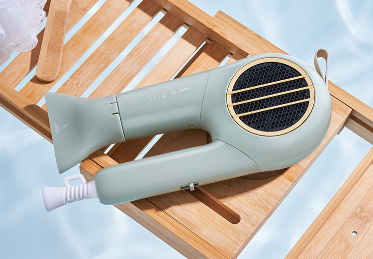 전문가들이 믿고 사용하는 브랜드의 
기술력과 제품력을 모두 담아 다양한 상품을 제안합니다.
때로는 프로페셔널하게 때로는 간편한 스타일링을 
책임져 줄 JMW만의 헤어기기를 만나보세요.